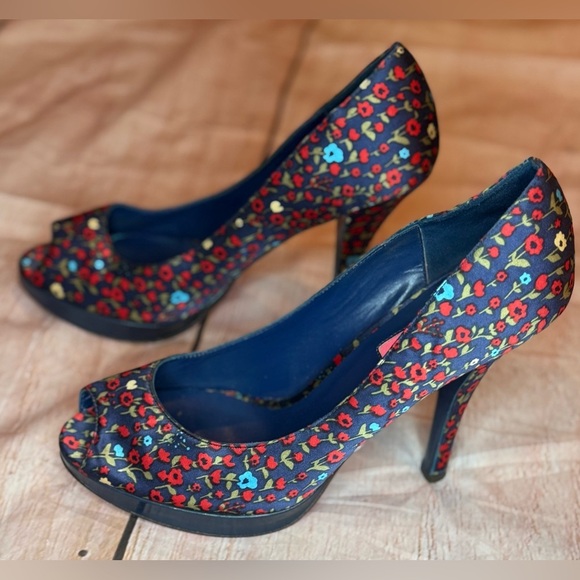 Betsy Johnson Rosy II Satin Shoes Pumps Size 8.5M Floral Navy D’orsat Heels - Picture 4 of 6